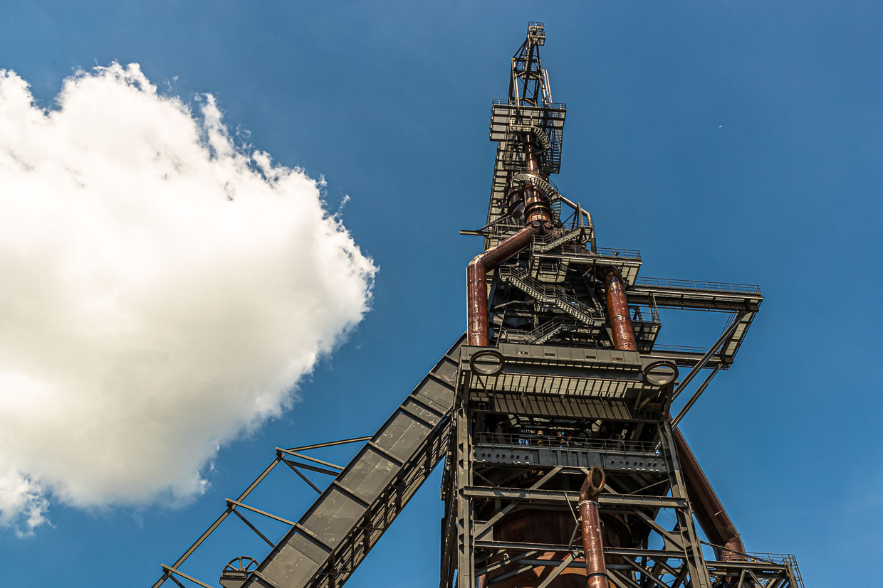 The disused blast furnace stretches into the sky above the Belval university campus in Esch-sur-Alzette, Luxembourg / © Photo: Georg Berg
