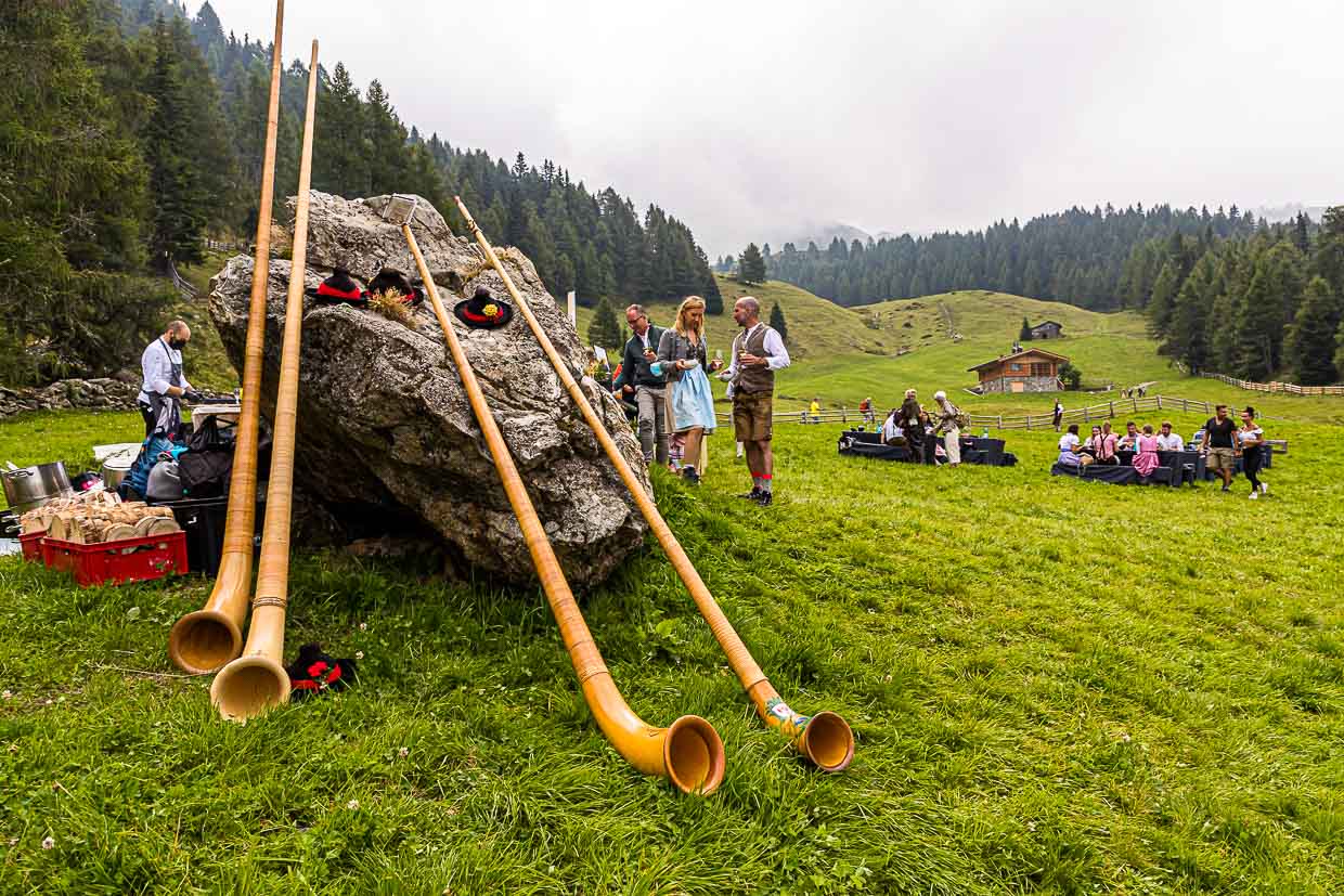 Alphorns are part of the hearty folklore at the gourmet event at the Gompm-Alm in South Tyrol. It takes place every year on the last Sunday in August. Well-known chefs prepare their dishes on old wood-burning stoves / © Photo: Georg Berg