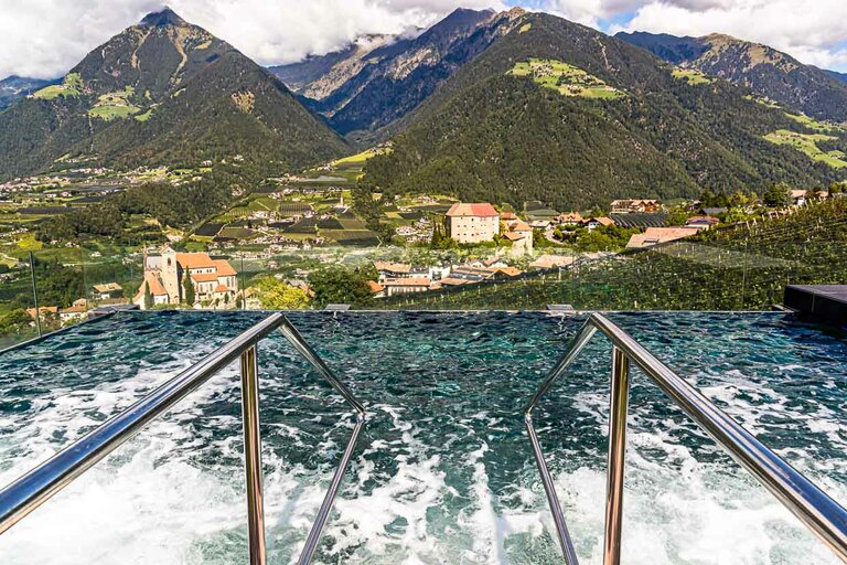 Thermal pool in the wellness area on the roof of the Hotel Hohenwart with a wide view of the landscape around Schenna in South Tyrol / © Photo: Georg Berg