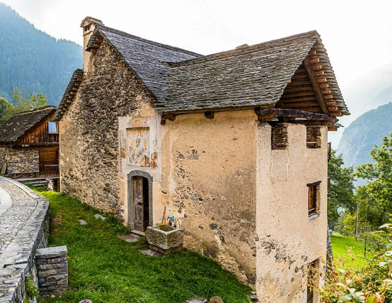 In Cerentino, you can stay in the lavishly renovated historic patrician house Cà Vegia, with centuries-old original furniture but no electricity. The sink is located in front of the entrance door, Circolo della Rovana, Switzerland / © Photo: Georg Berg