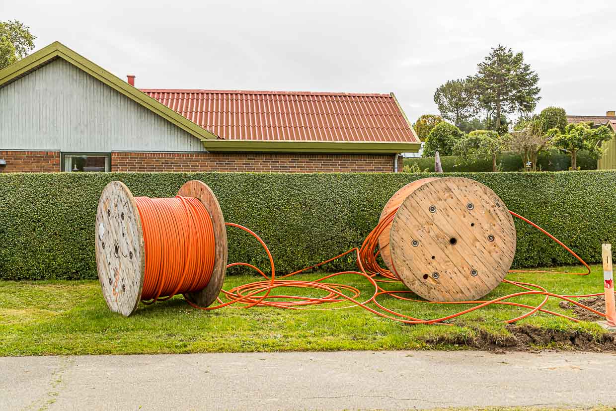 In Tullebölle, there is more progress than the name suggests. Fiber optic cables are being laid to every house in the sleepy town / © Photo: Georg Berg