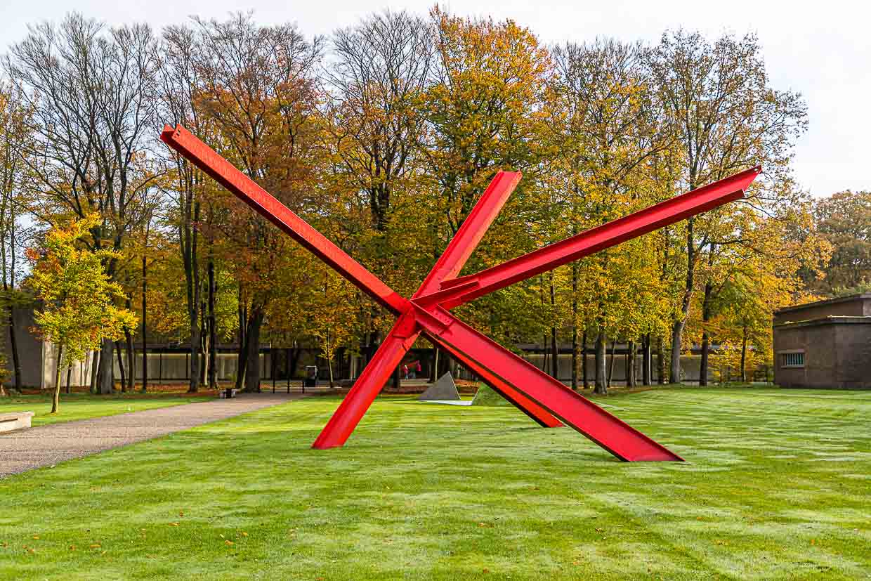 K-piece (1972) by Mark Di Suvero in front of the Kröller-Möller Museum / © Photo: Georg Berg