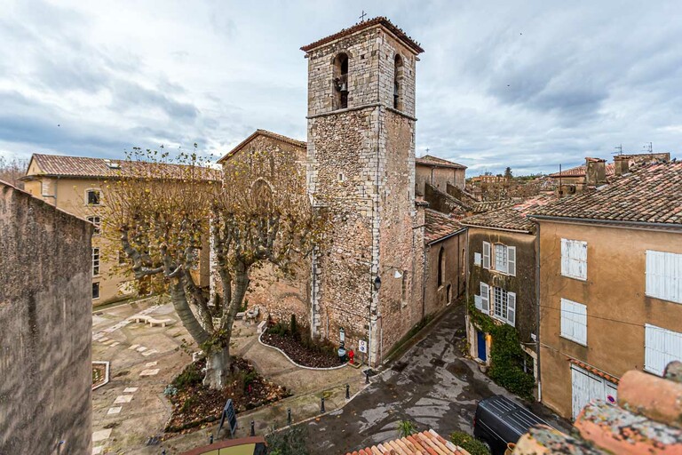 View of the back of the Saint-Pancrace church, built from 1489 to 1503 in the Provençal Gothic style with a Renaissance facade in Aups, France / © Photo: Georg Berg