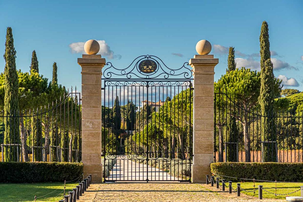 The driveway of Chateau Leoube. The estate stretches four kilometers along the coast of the Var department / © Photo: Georg Berg