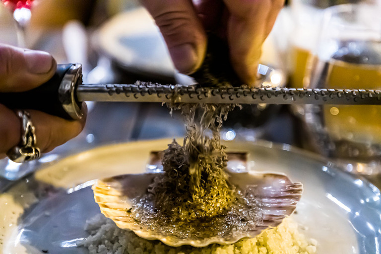 Black truffle with scallop. A classic in French cuisine / © Photo: Georg Berg