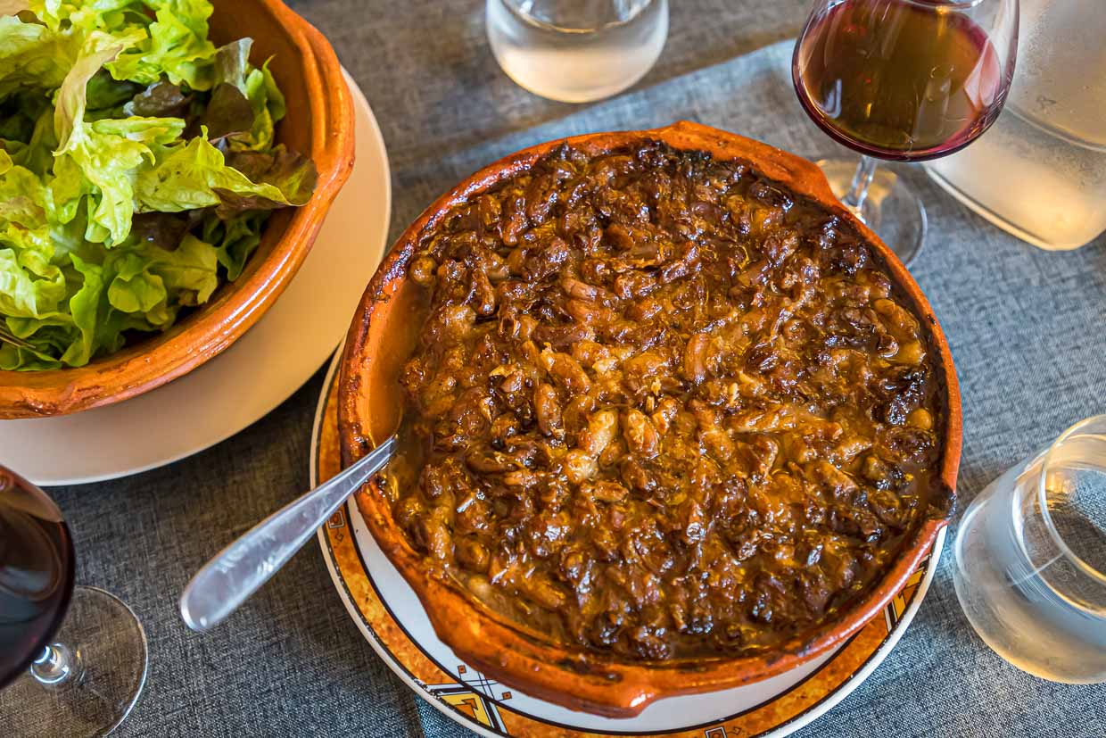 Chef Eric Rousselot prepares the famous Cassoulet Imperial at Hostellerie Etienne, a family-run business since 1956. The brown crust is part of a good cassoulet. Furthermore, just a simple salad and a glass of wine - c'est tout - c'est bien! / © Photo: Georg Berg