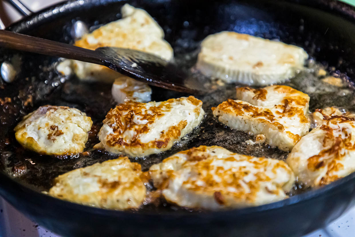 Halloumi is pan-fried with sunflower oil - it is quite stable in shape and can withstand quite a bit / © Photo: Georg Berg
