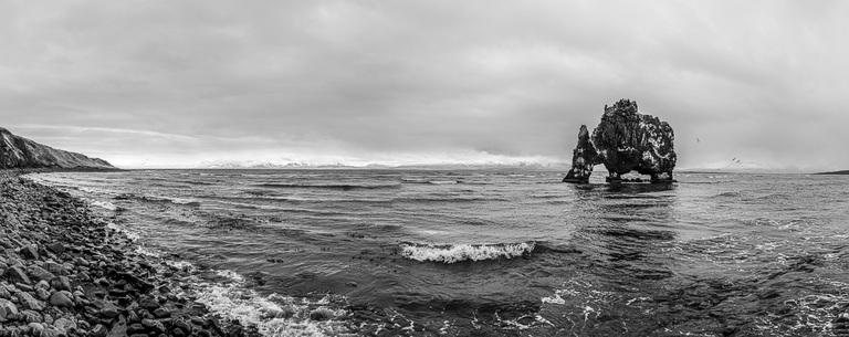 The rock called Hvítserkur Troll is visible from a black sand beach. This 15 meter high basalt island resembles a dragon or a rhinoceros. / © Photo: Georg Berg