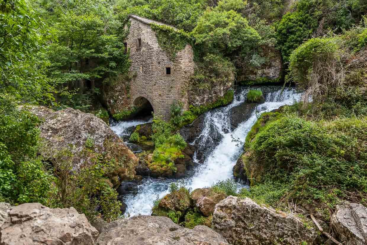 Les Moulins de la Foux near Navacelles, France. According to a foundation charter, the origin of these bridges dates back to 1097 / © Photo: Georg Berg