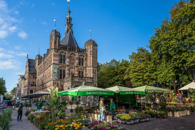 The oldest weighing house in the Netherlands from 1528 stands on the square De Brink. The city scales had a great importance for the commercial life. Under the supervision of the city authorities, merchants had to have their goods weighed. The taxes and tolls contributed to the wealth of Deventer / © Photo: Georg Berg
