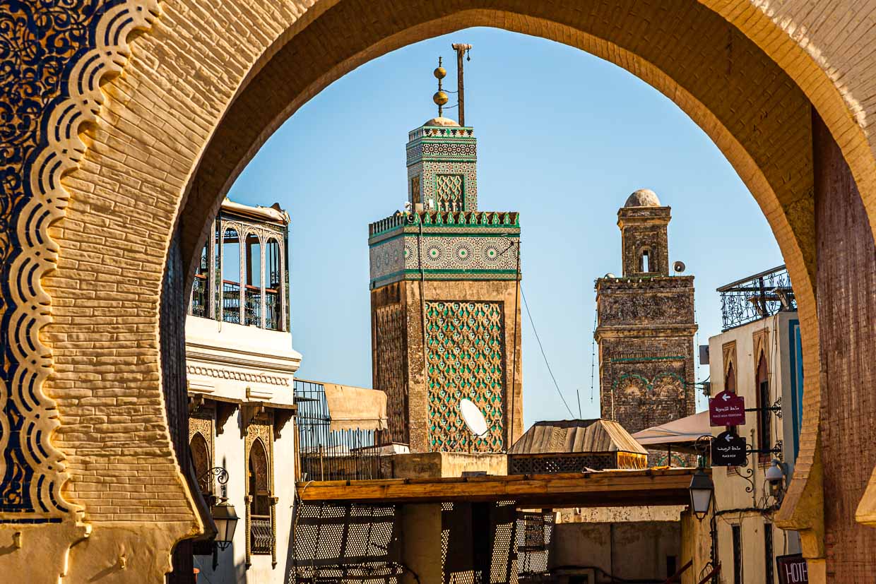 Of the city gates of Fez, which all have the Arabic translation Bab in their names, the Bab Boujeloud is the best starting point / © Photo: Georg Berg