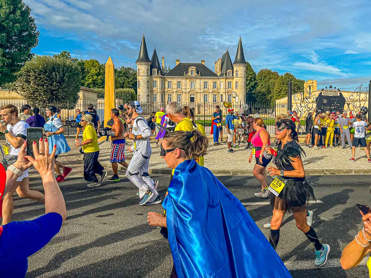 The colorful peloton in front of a historic backdrop. On the marathon course, the participants of the 36th Marathon des Chateaux du Medoc pass a total of 25 wineries. Often, they pass through the middle of the chateau grounds and are offered red wine and water / © Photo: Georg Berg