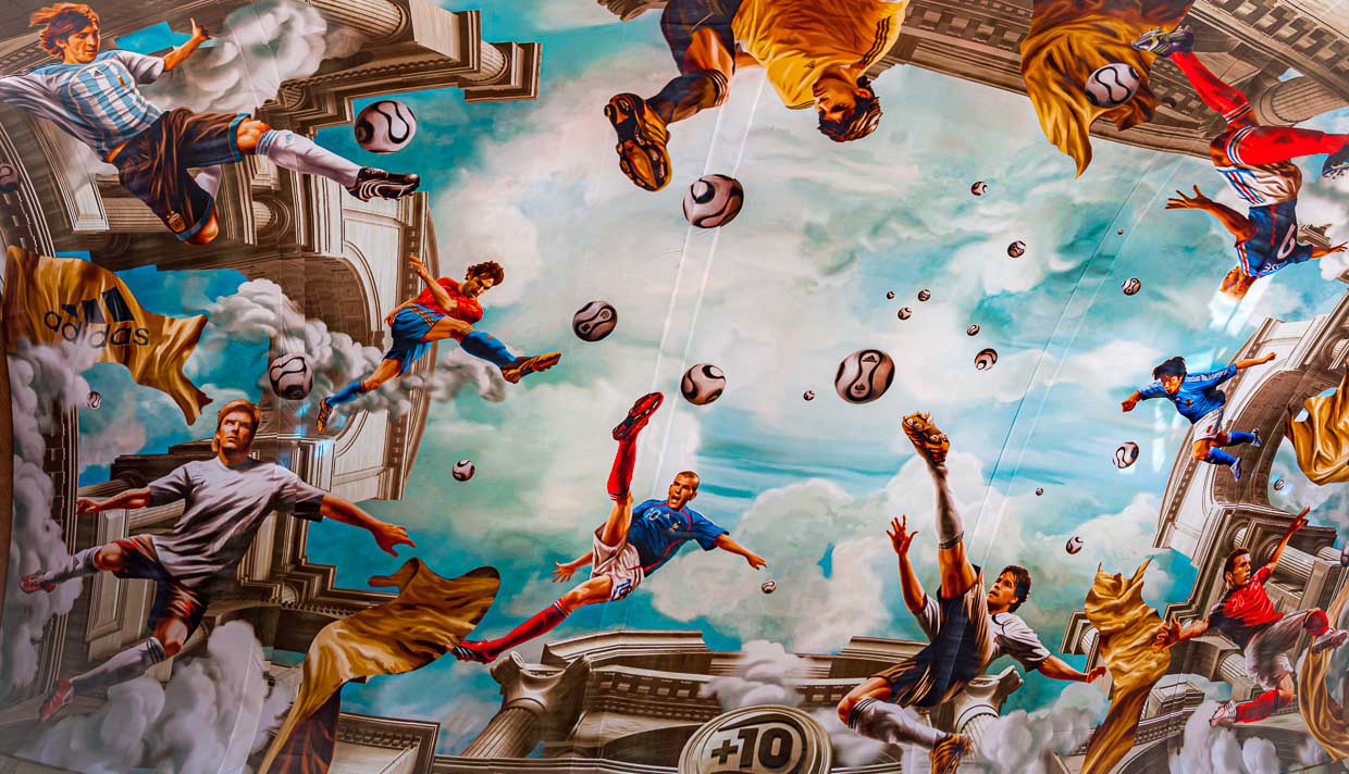 Ceiling painting with soccer scenes during the 2006 FIFA World Cup in Cologne Central Station / © Photo: Georg Berg
