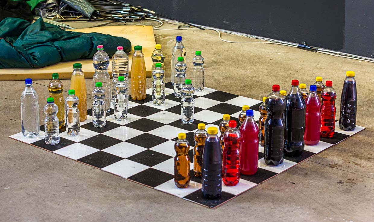 Improvised chess game on the road / © Photo: Georg Berg