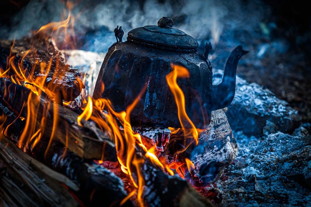 Sooty kettle on a wood fire / © Photo: Georg Berg