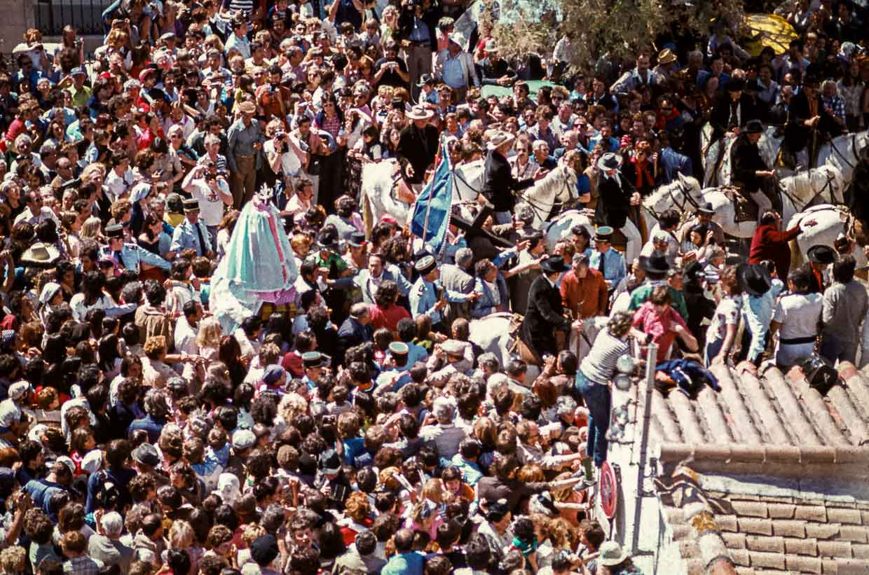 Calls of "Vive Sainte Sara" ring out thousands of times during the procession through town to the beach at Saintes-Maries-de-la-Mer (France) in 1978/ © Photo: Georg Berg