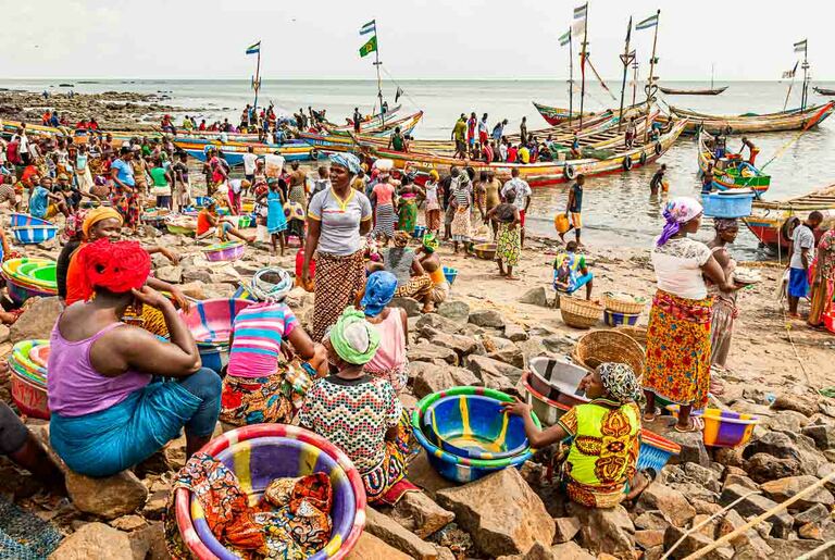 Distribution of roles in the port of Tombo Bay, Sierra Leone. Women wait for the fishermen and their catch / © Photo: Georg Berg