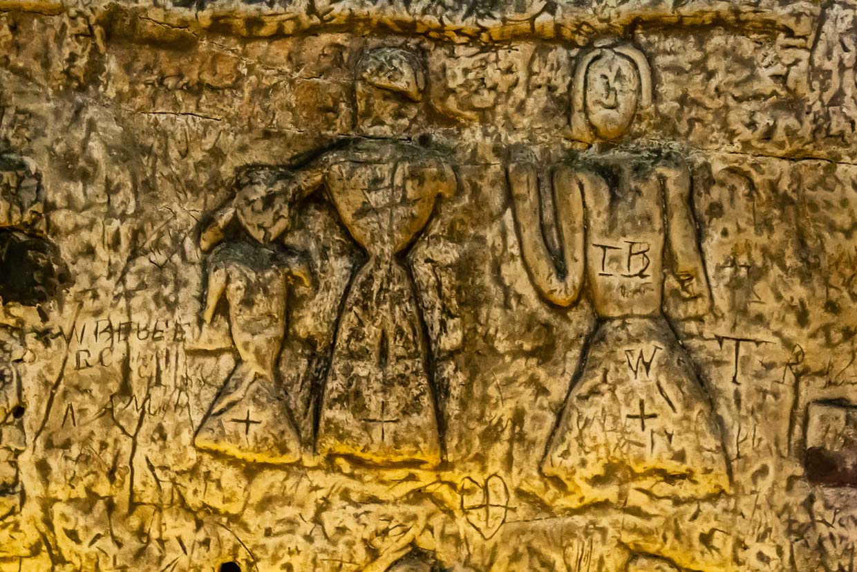 Recent research on the design of the crowns, swords, and costumes in Royston Cave suggests that the carvings were made around the middle of the 13th century / © Photo: Georg Berg