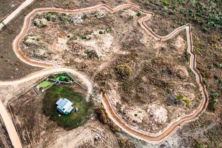 Under the skids of the helicopter a resort under construction in the layout of Australia / © Photo: Georg Berg