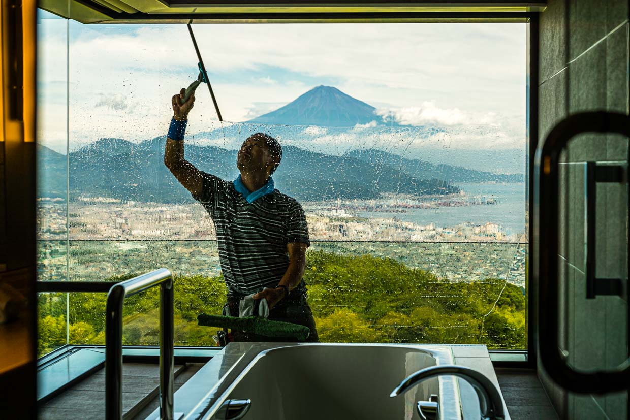After the typhoon. Window cleaner exposes Mount Fuji / © Photo: Georg Berg