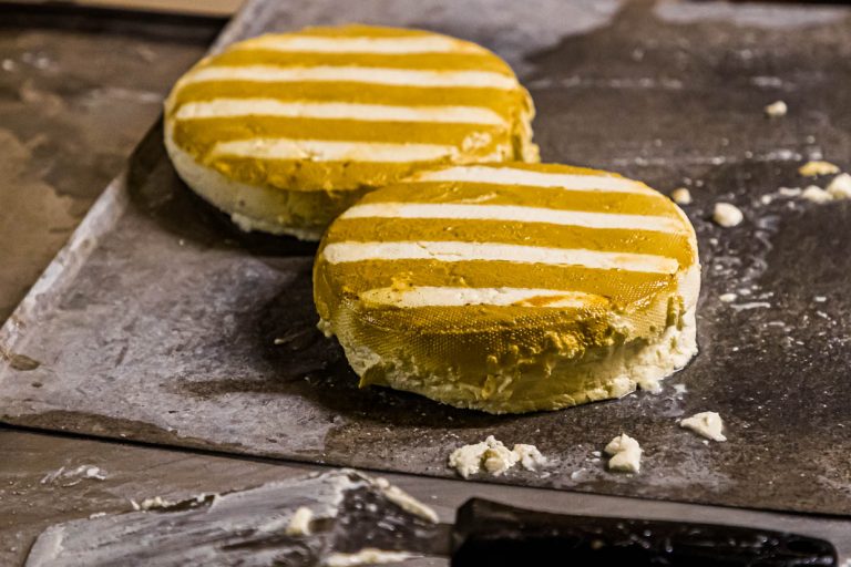 After 20 seconds in the dense smoke of straw, the cheese wheels are streaked / © Photo: Georg Berg