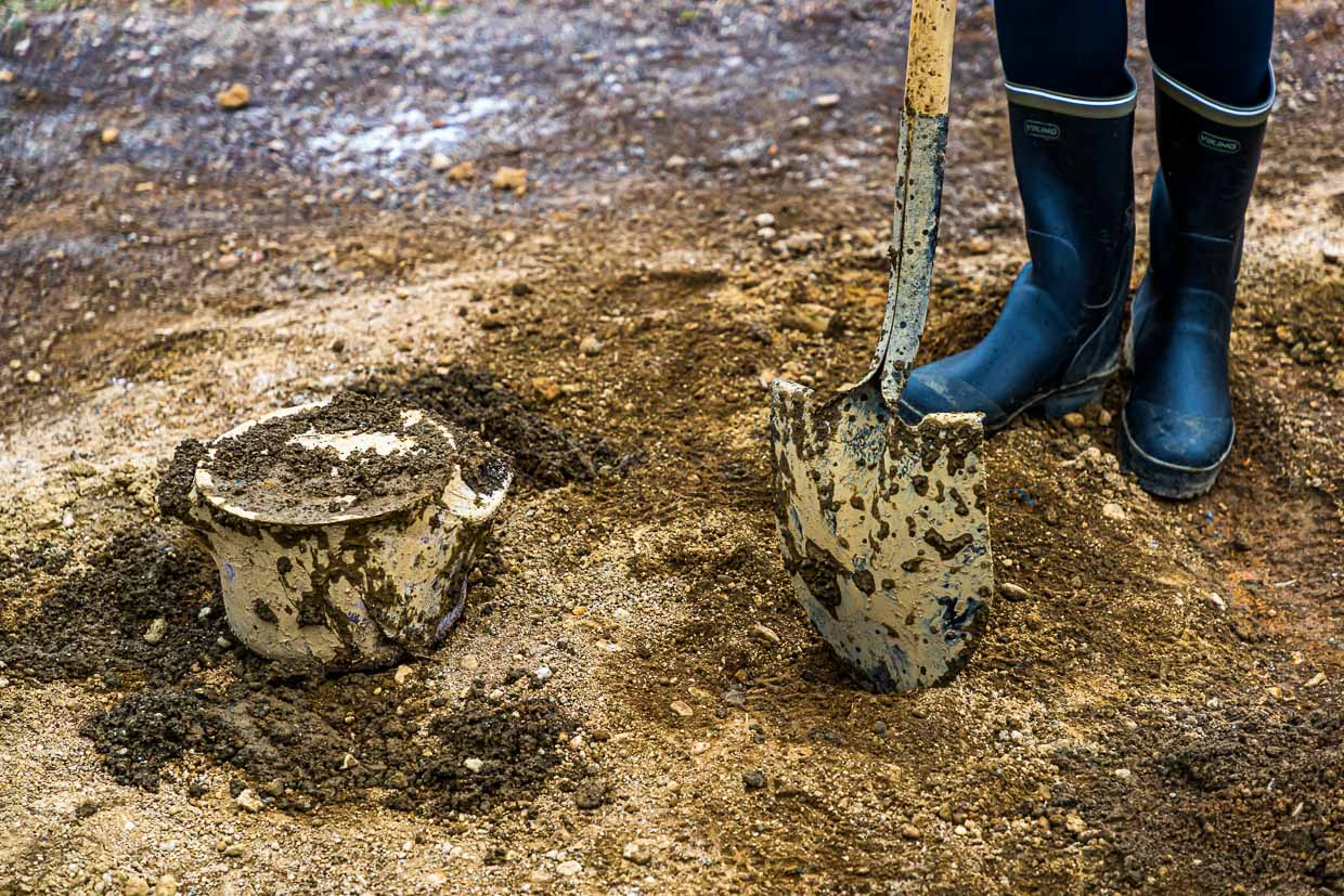 Unusual baker's tool. A shovel is used to bury the baking molds and also to dig them up again / © Photo: Georg Berg