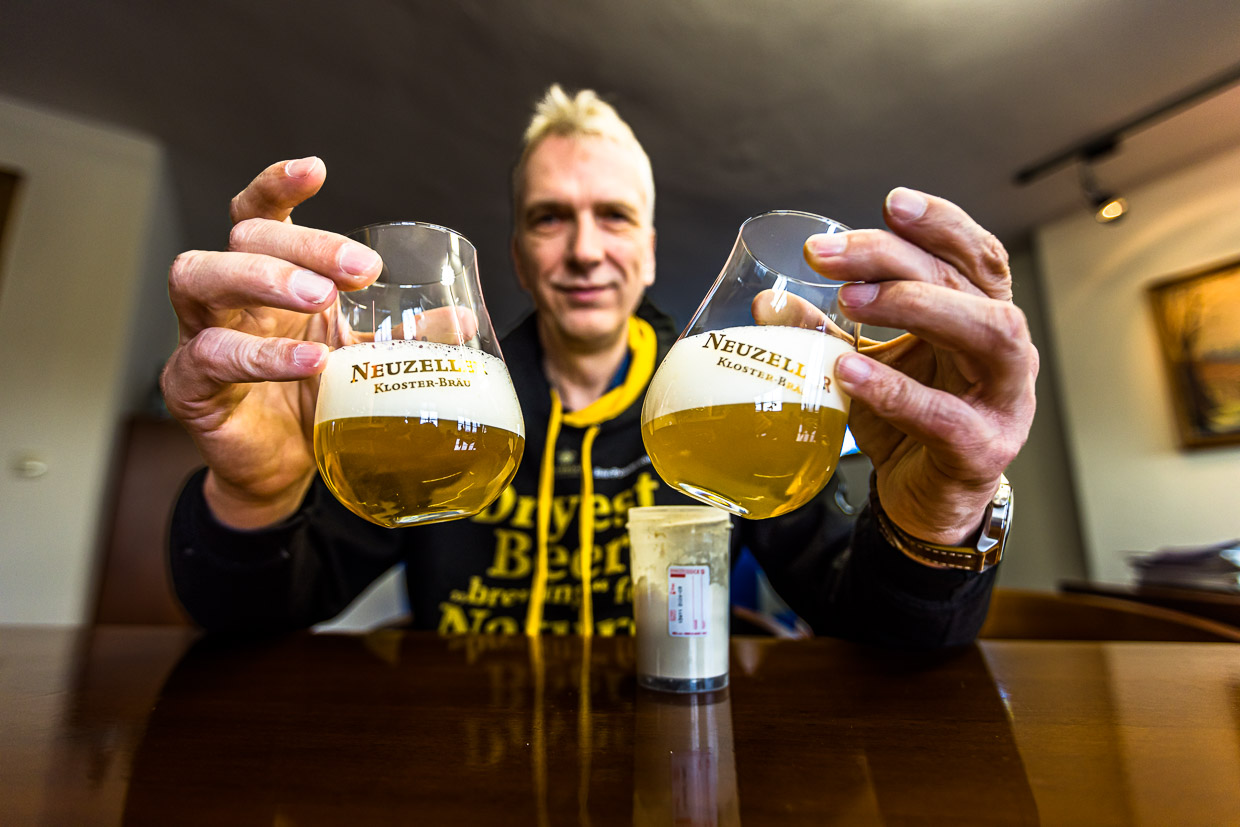 Stefan Fritsche with freshly stirred beer powder. The product innovation from the Neuzelle monastery brewery rethinks the beer process and impresses with climate-friendly arguments during transport / © Photo: Georg Berg