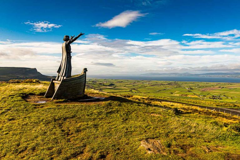 Here stands the sea god Manannan Mac Lir and of course you stop at such a place, no matter how windy it is. Gortmore is a stunning viewpoint on the Bishop's Road in Northern Ireland and is part of the Causeway Coastal Route. On a clear day, you can see all the way to Donegal and the islands of Islay and Jura on the west coast of Scotland. How fortunate that the sea god put a stop to us! / © Photo: Georg Berg