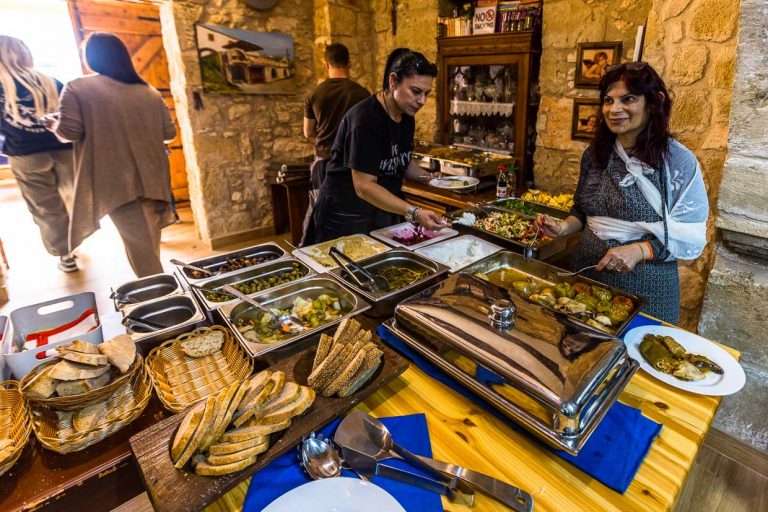 At the Hanna Koumi Restaurant and Boutique Hotel, guests appreciate the traditional food made from local products by chef and host Angeliki / © Photo: Georg Berg