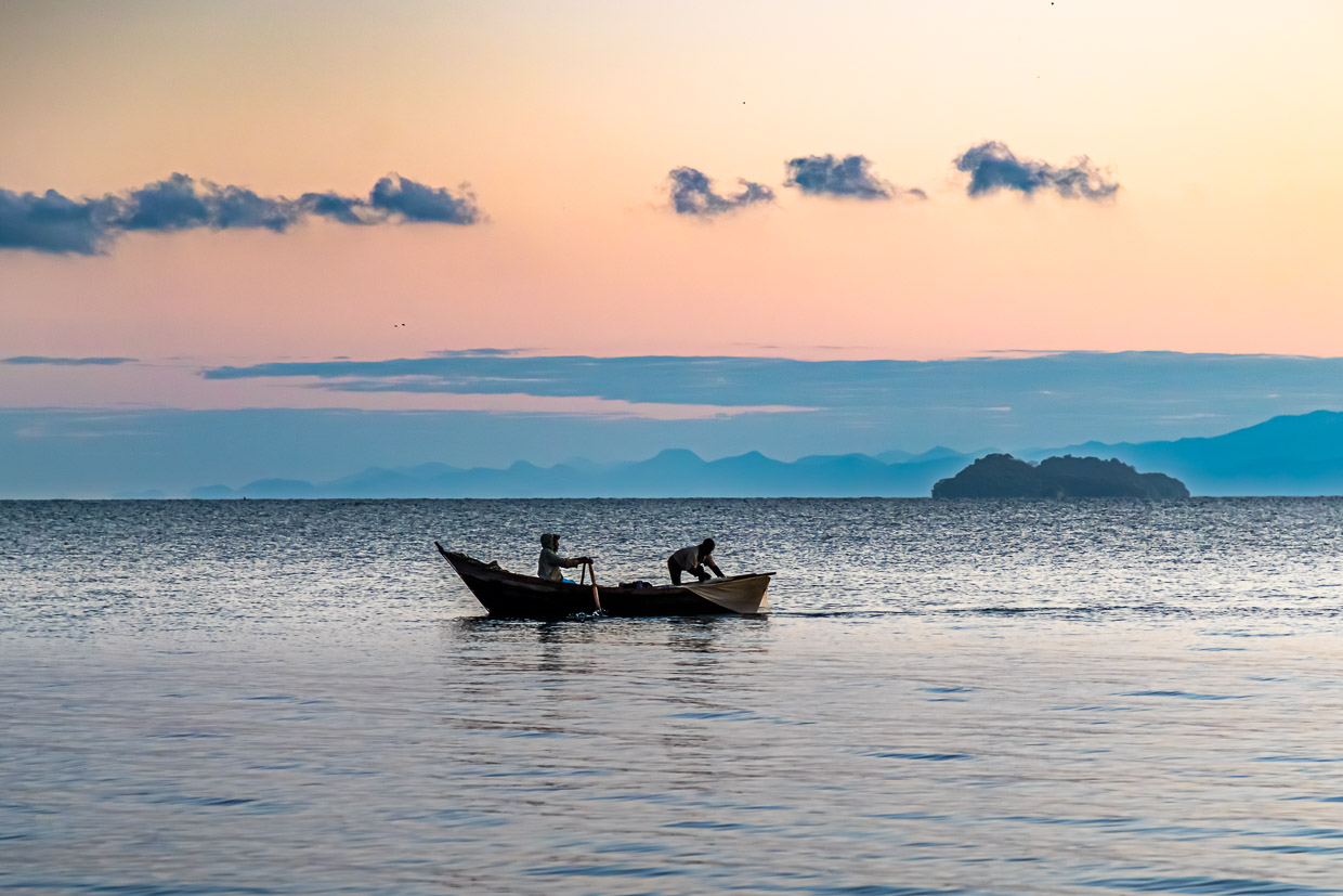 Fishermen on Lake Malawi. The inland lake is the third largest lake in Africa and has the world's largest biodiversity of freshwater fish / © Photo: Georg Berg