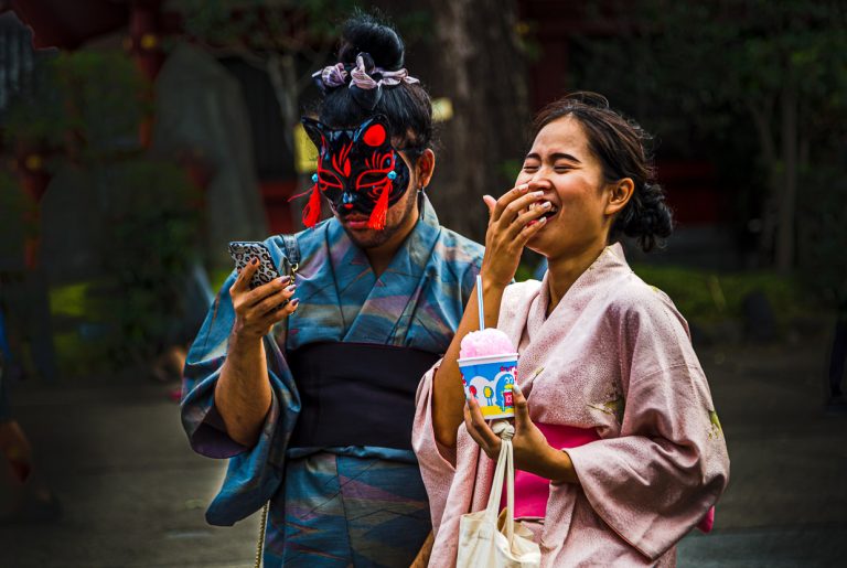 Bizarre situation: A kimono-wearing masked couple in Tokyo, Japan / © Photo: Georg Berg