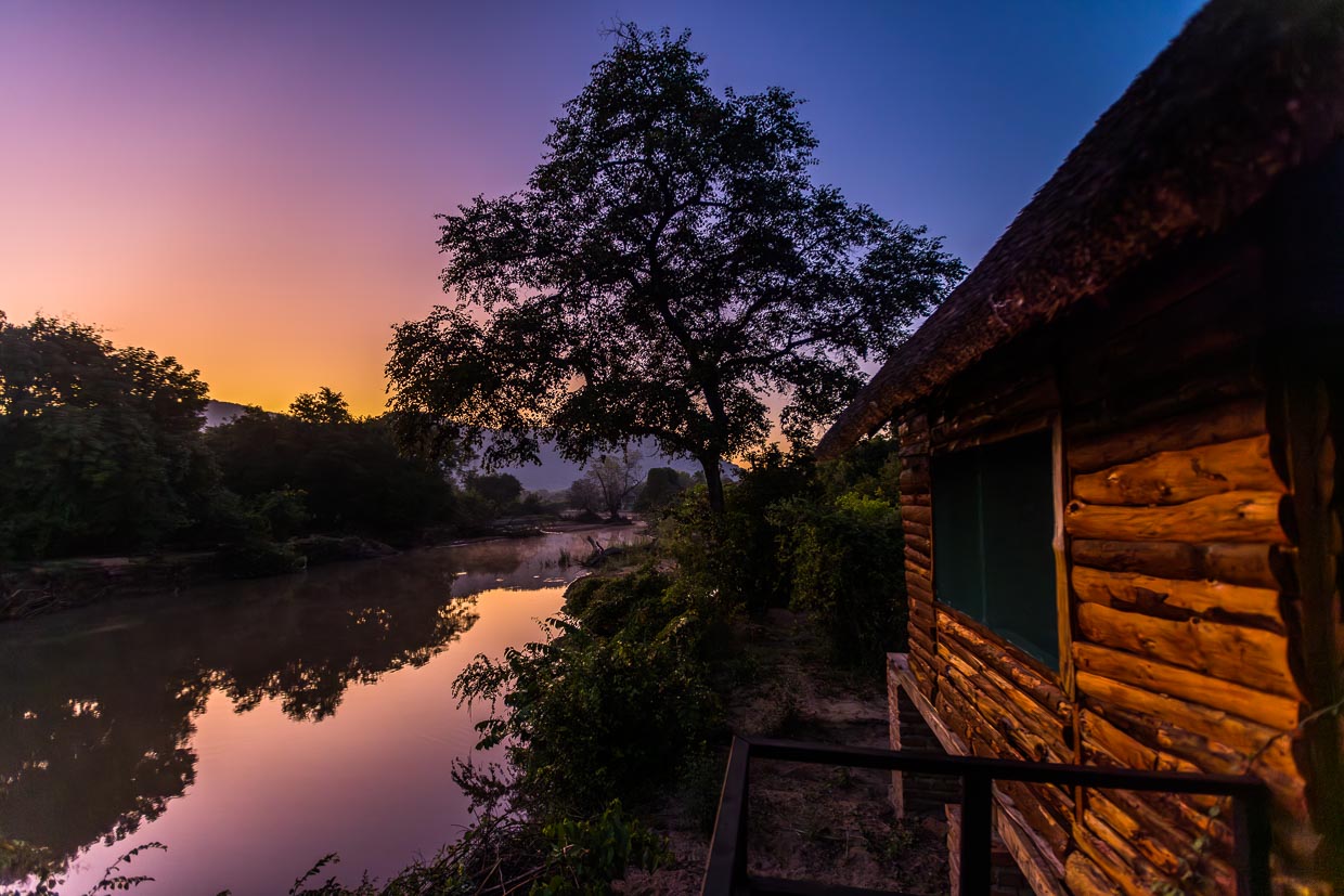 Nature experience Kutchire Lodge in Liwonde National Park. Evening atmosphere at a chalet on the Likwenu River. Crocodiles and hippos are especially active here at night / © Photo: Georg Berg