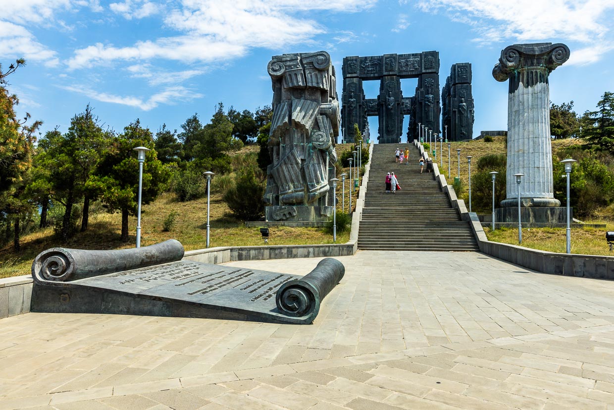The Chronicle of Georgia is a monument visible from afar on Mount Kenisi near Tbilisi, the capital of Georgia. Created in 1985 by sculptor Zurab Zereteli, it is dedicated to the 3,000th anniversary of the state of Georgia and the 2,000th anniversary of Georgia's Christianization. It is little visited by tourists and locals / © Photo: Georg Berg