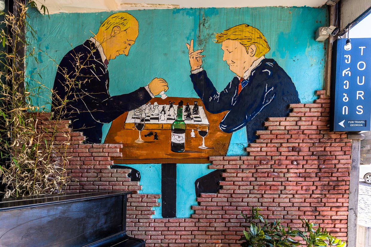 Street art in Tbilisi, Georgia. Donald Trump and Vladimir Putin play chess while drinking Georgian wine / © Photo: Georg Berg