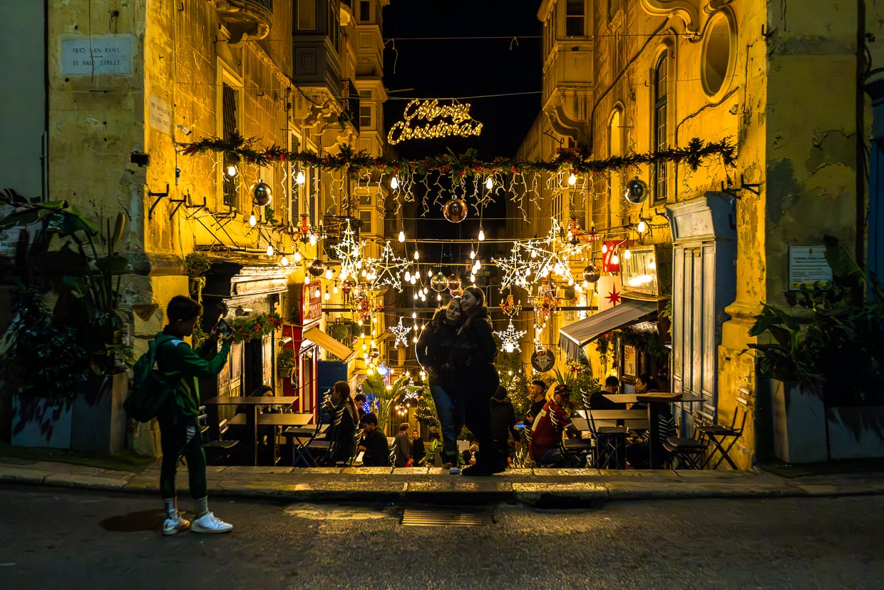 Christmas decorated street in the old town of Valletta, Malta / © Photo: Georg Berg