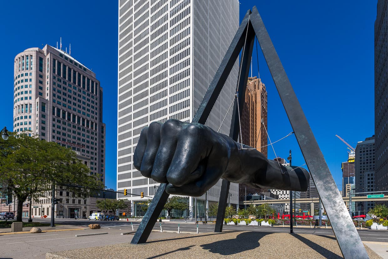The Fist is a symbol of Detroit's reawakened self-confidence. A pyramid-shaped statue, the steel arm and iron fist of boxing champion Joe Lewis hangs from a five-meter-high frame. The two-ton monument near Hart Plaza not only commemorates one of the city's most famous sons. The sports monument is a symbol that the Motor City can fight / © Photo: Georg Berg