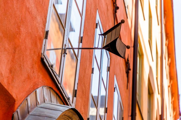 Gossip mirror from the 18th century, when women were only allowed to go out into the street when accompanied and could use the mirror to talk to their neighbor without leaving the house / © Photo: Georg Berg