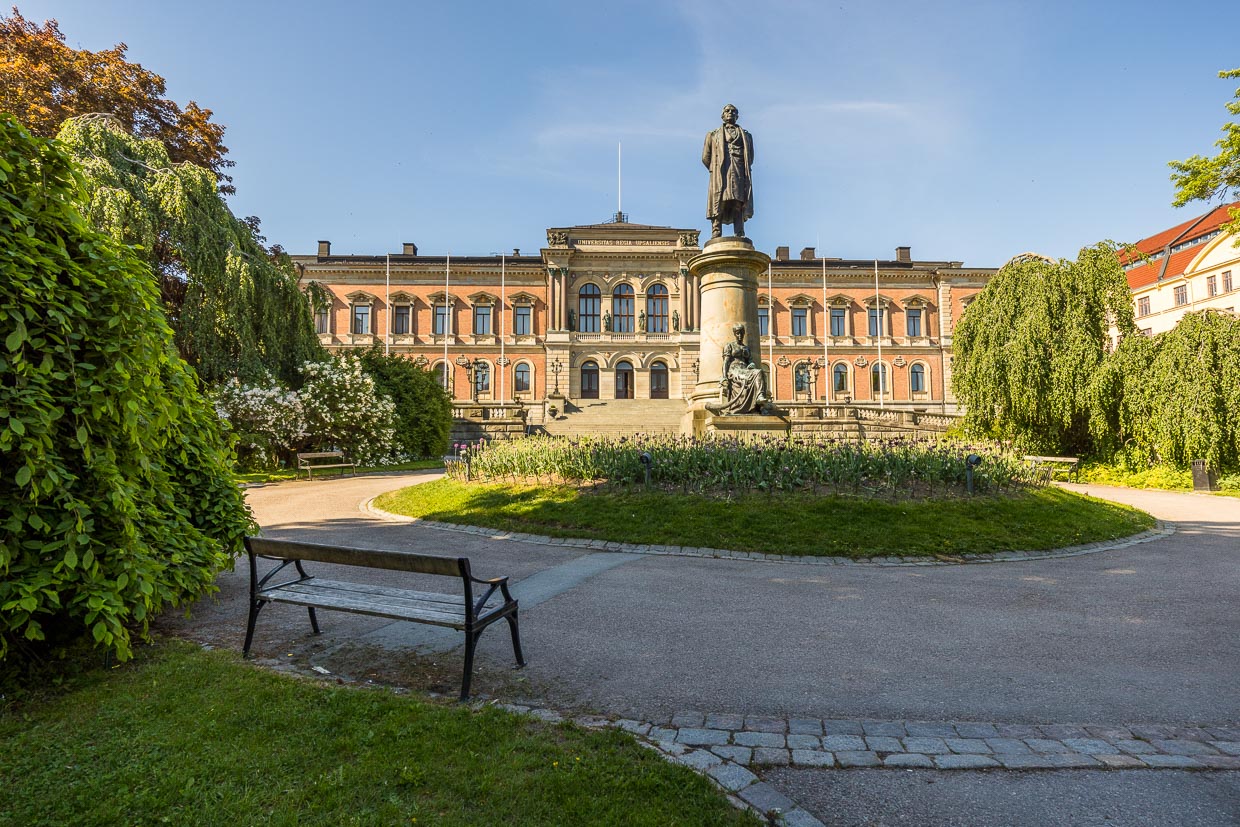 In front of the main building of Uppsala University stands the monument to the poet and historian Erik Gustaf Geijer (1783-1847), which was created by John Börjesson in 1888 / © Photo: Georg Berg