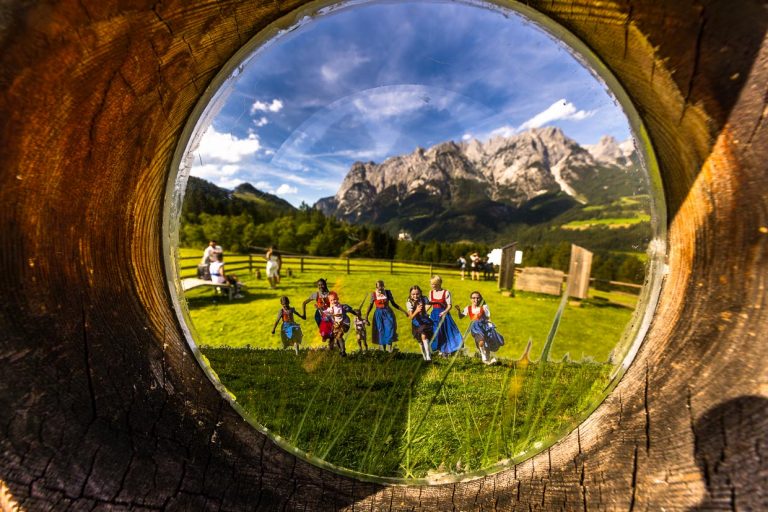 The perfect illusion for "The Sound of Music" fans. The view of Hohenwerfen Castle through the Gucklock is just as real as the other visitors at the end of the Sound of Music Trail. Only Julie Andrews dancing with the Trapp children is stamped into the scenery / © Photo: Georg Berg