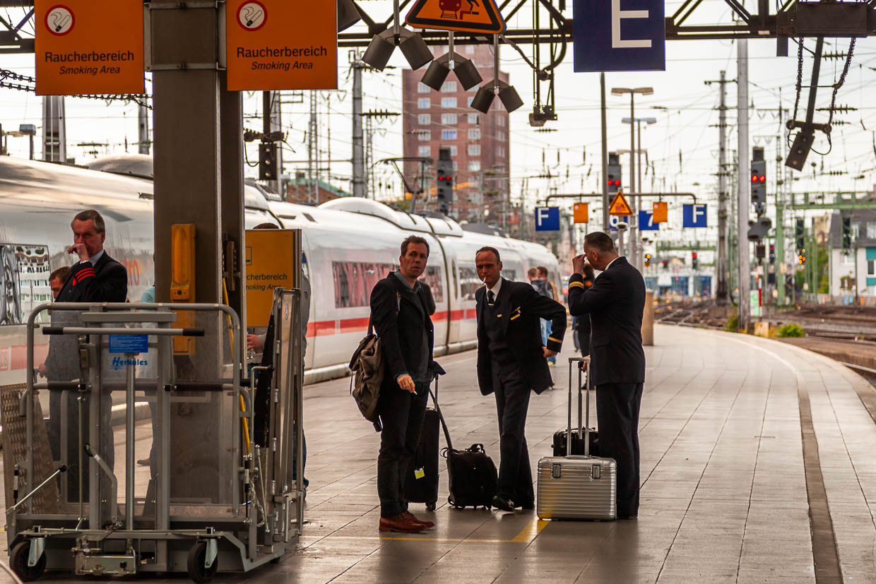 Smoke break at Cologne Central Station / © Photo: Georg Berg