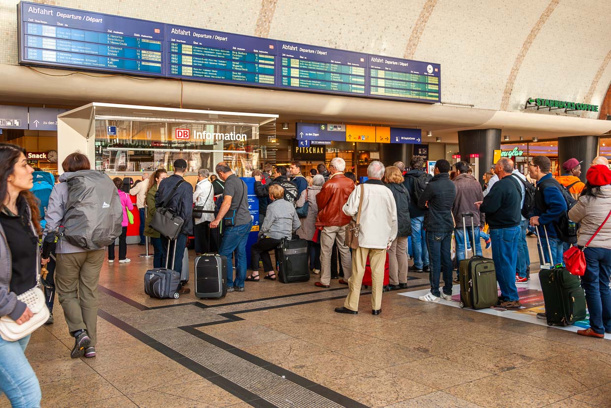 Queue at the information desk at Cologne Central Station / © Photo: Georg Berg
