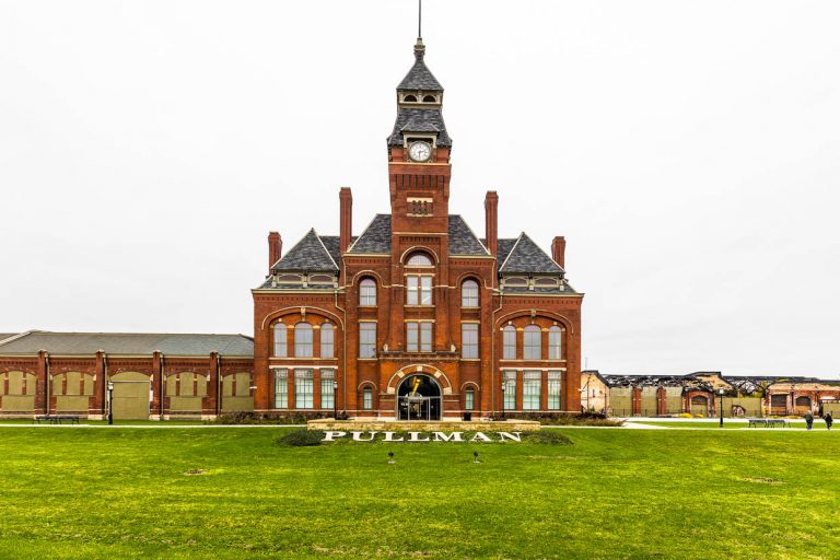 The Administration Clock Tower Building is now the Pullman Visitor Center and Museum. The garden architect Nathan Barrett, commissioned by George Pullman, created a pond called Lake Vista on the green lawn / © Photo: Georg Berg