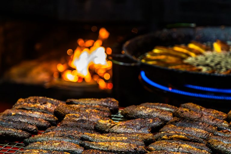Roast rings cool down after frying in rapeseed oil. In the background large frying pan and smoking ovens. Föh fish smokehouse, in Kappeln on the Schlei since 1911 / © Photo: Georg Berg