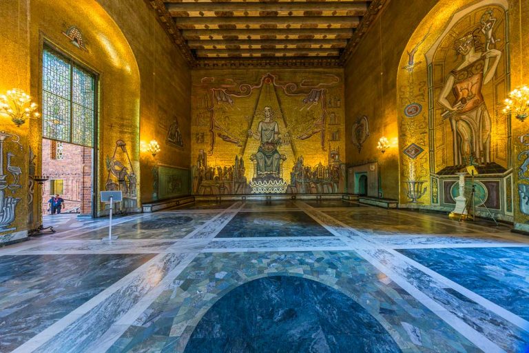 The front of the Golden Hall shows Mälardrottning, the Queen of Lake Mälaren. On the left side of the hall are depictions of Swedish kings, while Swedish explorers and artists are immortalized on the right side / © Photo: Georg Berg