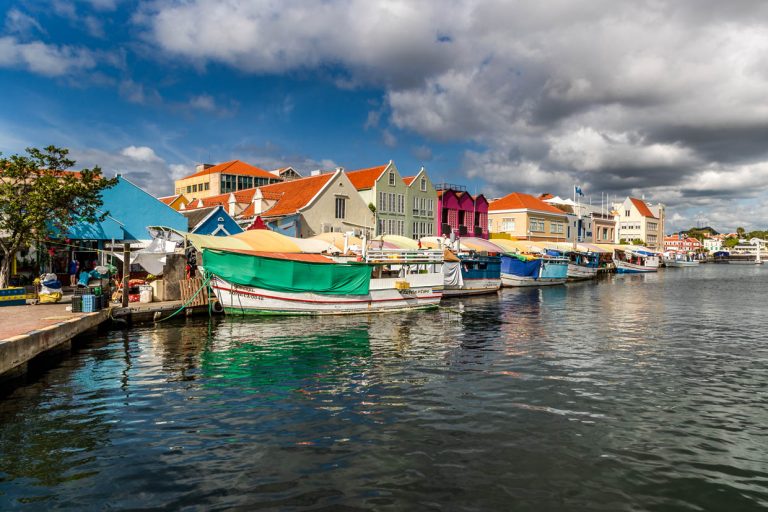 Traders from Venezuela bring their fresh produce by boat to the floating market in Willemstad, around 70 kilometers away, and then offer it at numerous market stalls over a length of 200 meters / © Photo: Georg Berg