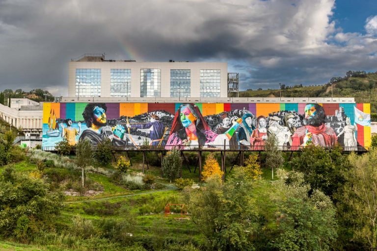 "The history of San Marino". Only a dirt road leads to the mural by Brazilian artist Eduardo Kobra. Nevertheless, the façade in an industrial area is considered street art / © Photo: Georg Berg
