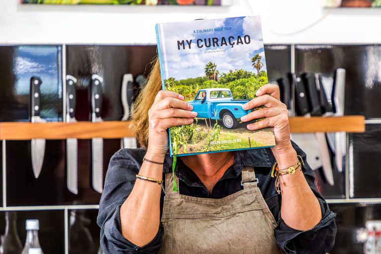 Personal book tip from Helmi Smeulders with stories and recipes from Curacao / © Photo: Georg Berg