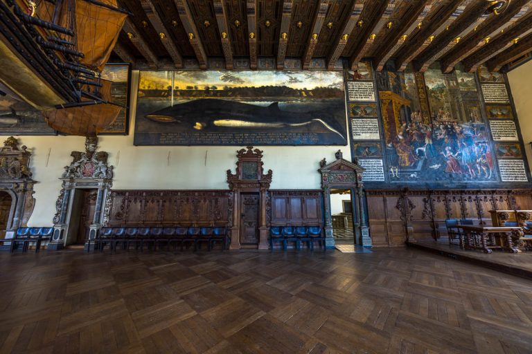 Painting by Franz Wulfhagen in the Great Hall of Bremen Town Hall, known as the Great Whale Painting. In 1669, a minke whale strayed into the Lesum, a tributary of the Weser. The city council commissioned the painter to paint the whale in its original size. The painting measures 3.55 x 9.55 meters / © Photo: Georg Berg