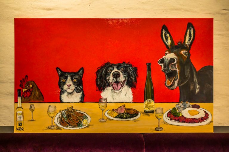 Drawing from the Ratskeller restaurant: The Bremen Town Musicians at a table with food and wine / © Photo: Georg Berg