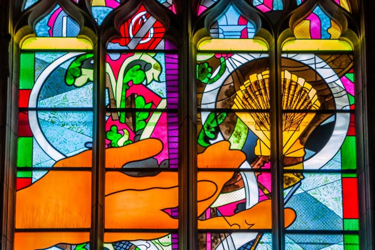 Stained glass window in Saint-Cyr-Sainte-Julitte Cathedral, Nevers, designed by Jean-Michel Albèrola: Mystery of Mary and the resurrection of Jesus / © Photo: Georg Berg